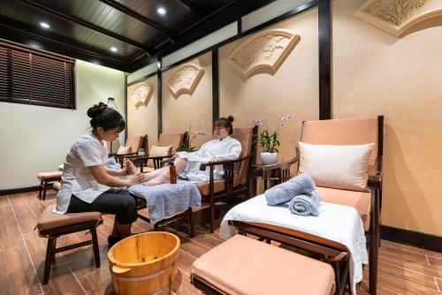 two women sitting in chairs in a massage room at Little Riverside Hoi An . A Luxury Hotel & Spa in Hoi An
