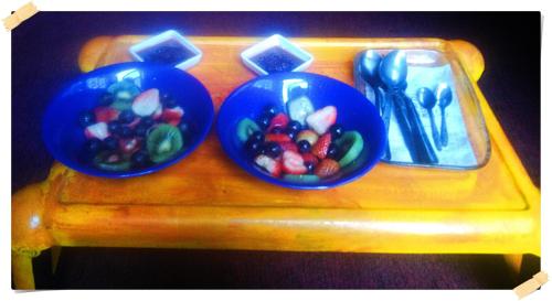 two blue bowls filled with candy on a tray at La cabaña de sol in Aquitania