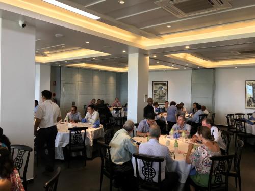 Hotel Morobe tesisinde bir restoran veya yemek mekanı