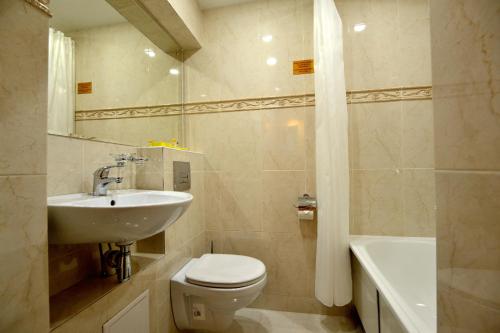ブラーツクにあるHotel Taigaのバスルーム(トイレ、洗面台、バスタブ付)
