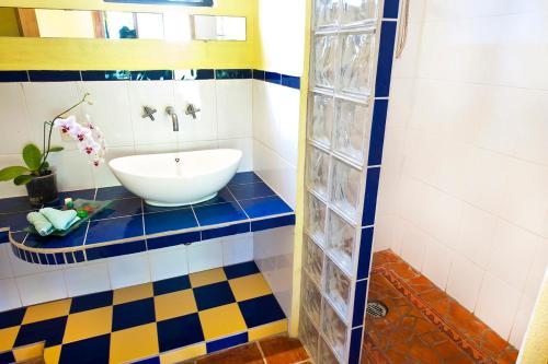 A bathroom at Hotel Villa Mozart y Macondo