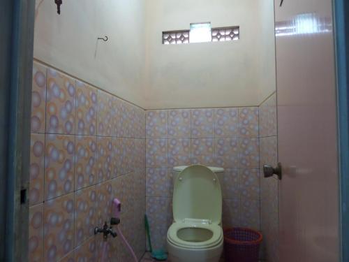 Kamar mandi di Tengger Indah Homestay