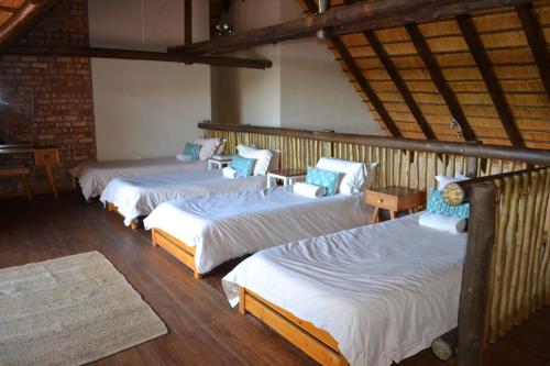 En eller flere senge i et værelse på Makhato 84 Bush Lodge