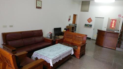- un salon avec un canapé et une table dans l'établissement Xiao Jinmen Homestay, à Lieyu