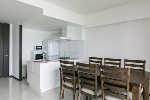 Kuchyň nebo kuchyňský kout v ubytování Hideout Okinawa Uruma