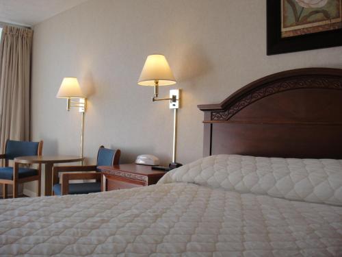 una camera d'albergo con letto, tavolo e sedie di Bryce Inn a Smiths Grove