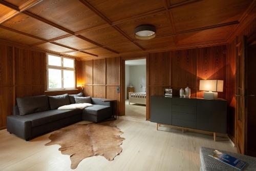 ein Wohnzimmer mit einem Sofa und einem Tisch in der Unterkunft Ferienwohnung Gerberstube, 100m vom See in Überlingen