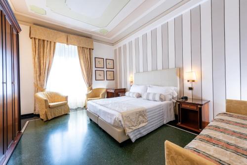 een hotelkamer met een groot bed en een raam bij Hotel Jolanda in Santa Margherita Ligure