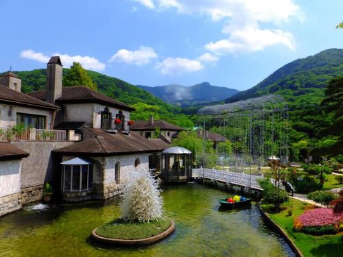 un jardín con un pequeño barco en el agua en Fukushimakan, en Hakone