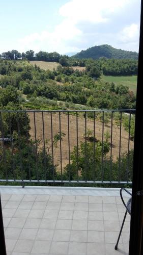 d'un balcon offrant une vue sur un champ. dans l'établissement La Ripa, à Rocca San Felice