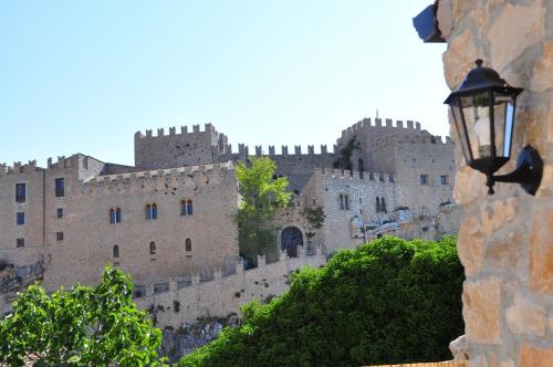 a castle with a street light in front of it at Casa Vacanze Caccamo Santa Lucia in Caccamo