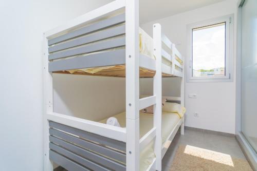 ソン・セッラ・デ・マリーナにあるBorgesの二段ベッドが備わるドミトリールームのベッド1台分です。