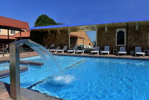 basen z fontanną w środku w obiekcie Regineh Hotel w Erywaniu