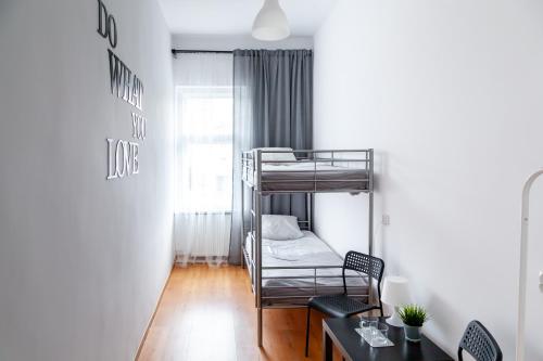 Mały pokój z łóżkiem piętrowym i stołem w obiekcie MainStation w Gdańsku