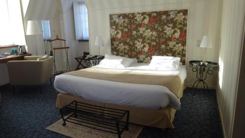 En eller flere senge i et værelse på Best Western Hôtel Montgomery
