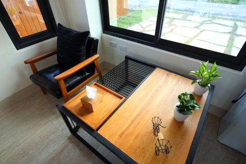 a living room with a table and a chair at Taroko Yan Hai Bo Villa in Xincheng