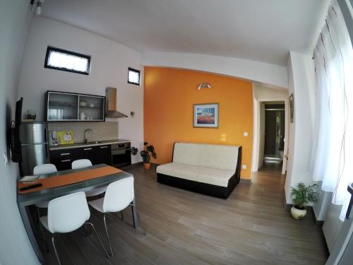 een woonkamer met een bank en een tafel bij apartman Adriana 3 - kat in Poreč