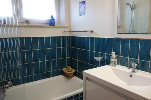 W łazience znajduje się umywalka, wanna i umywalka. w obiekcie Au Fil des Rêves w mieście Rèves
