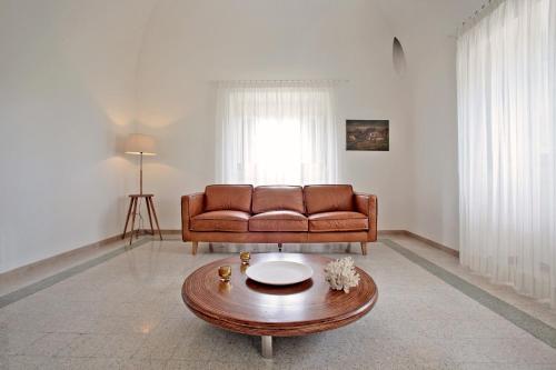 salon z kanapą i stolikiem kawowym w obiekcie Villa Aurelia - guesthouse Le Case di Aurelia w mieście Castellana Grotte
