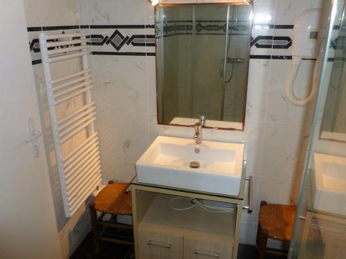 y baño con lavabo y espejo. en Réf 227 Seignosse , à proximité immédiate de la plage des Bourdaines , villa patio classée 3 étoiles , 6 personnes, en Seignosse