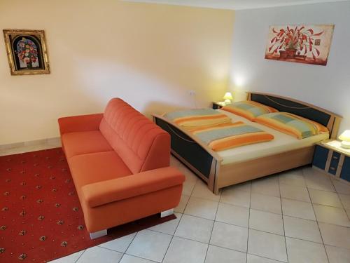 - une chambre avec un lit et une chaise dans l'établissement Gästehaus Marianne Baier, à Zederhaus