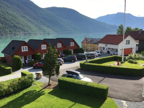 Vistas a una ciudad con un lago y casas en Marifjøra Sjøbuer en Marifjora