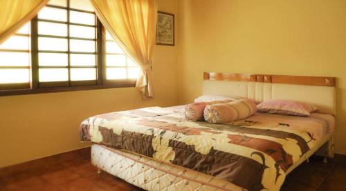 Ліжко або ліжка в номері Villa Kota Bunga Ade Type Jepang - 0608