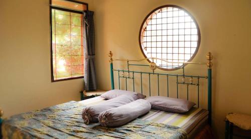 une chambre avec un lit et une grande fenêtre dans l'établissement Villa Kota Bunga Ade Type Jepang - 0310, à Cikundul