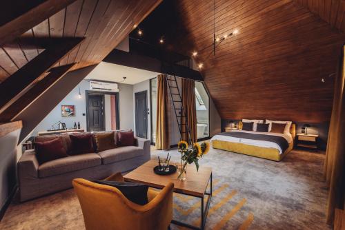 um quarto de hotel com uma cama e um sofá em Apartamenty Jan Olbracht em Toruń