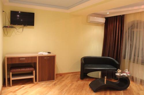 TV a/nebo společenská místnost v ubytování Grand Hotel Kapan, Armenia