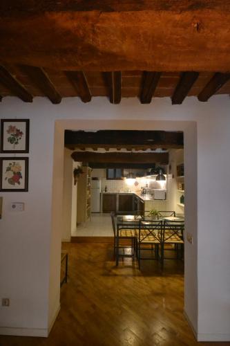 a dining room and kitchen with a table and chairs at Appartamento del Campo in Siena