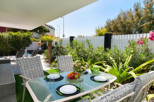 Zahrada ubytování Beach House with private pool in San Agustín ET2
