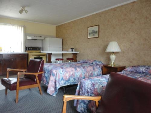 una camera d'albergo con due letti e una cucina di Hipwell's Motel a Fonthill