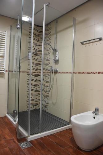 Bilik mandi di Bache Apartments