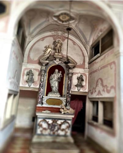 a room with a statue in the middle of a building at Hotel Villa Condulmer in Mogliano Veneto
