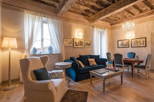 a living room with a blue couch and a table at La Casa di Lucia in Cortona