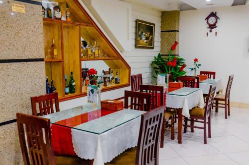 jadalnia ze stołami i krzesłami w restauracji w obiekcie A25 Hotel - 61 Lương Ngọc Quyến w mieście Hanoi