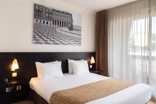Ένα ή περισσότερα κρεβάτια σε δωμάτιο στο Aparthotel Adagio Nice Promenade des Anglais