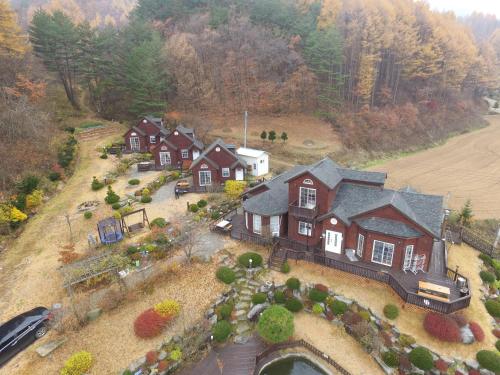 an aerial view of a house with a yard at Sisilli Pension in Pyeongchang 