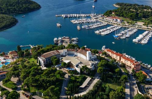 eine Luftansicht auf einen Yachthafen mit Booten im Wasser in der Unterkunft Maistra Select Pineta Hotel in Vrsar