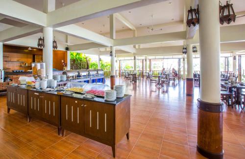 un ristorante con buffet in una grande stanza di Lanta Casuarina Beach Resort - SHA Plus a Ko Lanta