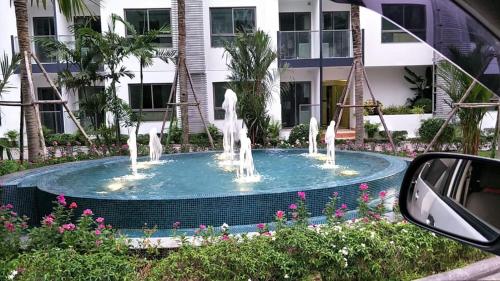 une fontaine devant un bâtiment dans l'établissement Arcadia Beach Resort By Dary, à Pattaya (sud)