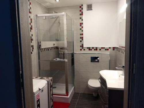 une salle de bains avec douche, toilettes et lavabo dans l'établissement Apartament Sunny Day, à Polanica-Zdrój