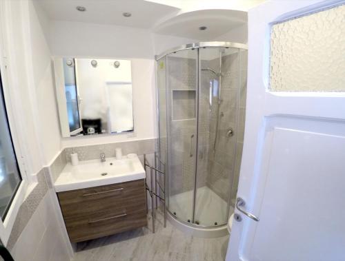 uma casa de banho com um chuveiro e um lavatório. em Giò-house em Ladispoli