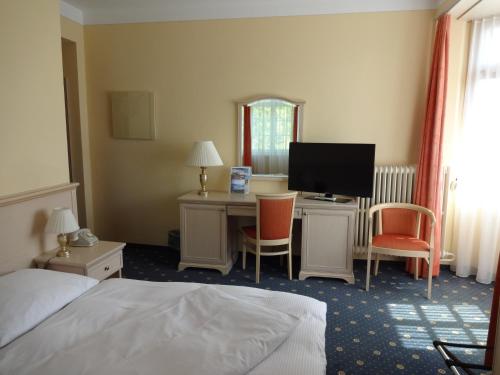 En eller flere senger på et rom på Hotel Schweizerhof