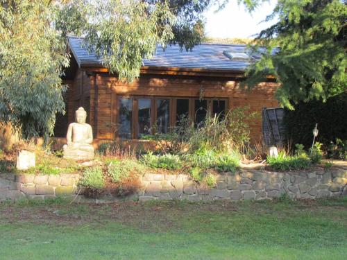 une statue assise devant un bâtiment dans l'établissement White Wings, à Nuneaton