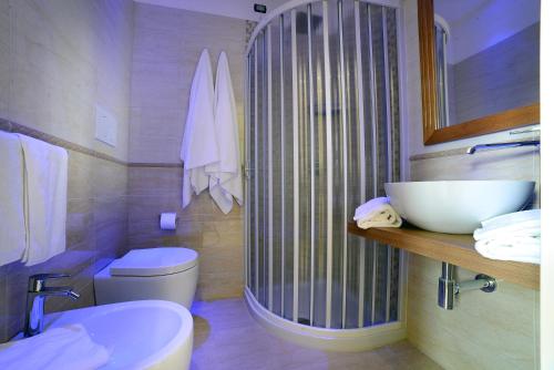 a bathroom with a sink and a shower and a toilet at Grand Hotel Royal in Pompei