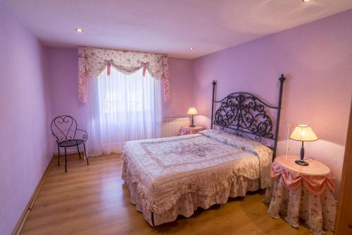 1 dormitorio con 1 cama y 2 mesas con lámparas en Casa Rural Cañón de Río Lobos II en Casarejos