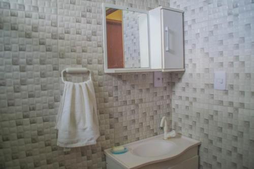 uma casa de banho com um lavatório e um espelho em Pousada Acuípe em Olivença