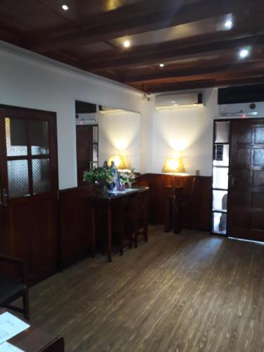 アスンシオンにあるResidencia Leones de Castillaの待合室(テーブル2台、ランプ2つ付)